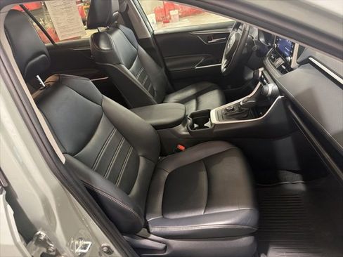 Used 2021 Toyota RAV4 XLE Premium image 15