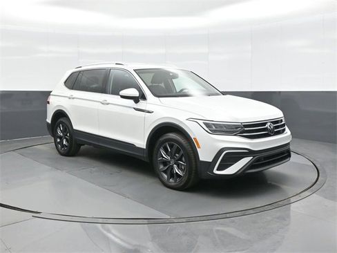 Used 2023 Volkswagen Tiguan SE image 1