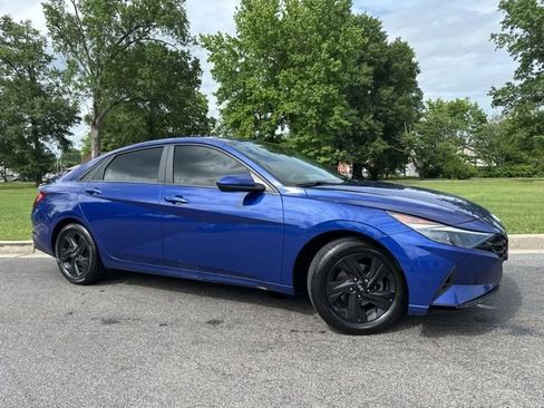 Used 2022 Hyundai Elantra SEL w/ Preferred Accessory Package FWD image 2
