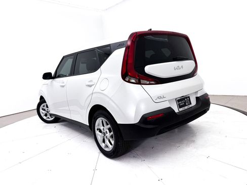 Used 2022 Kia Soul LX w/ Technology Package FWD image 2