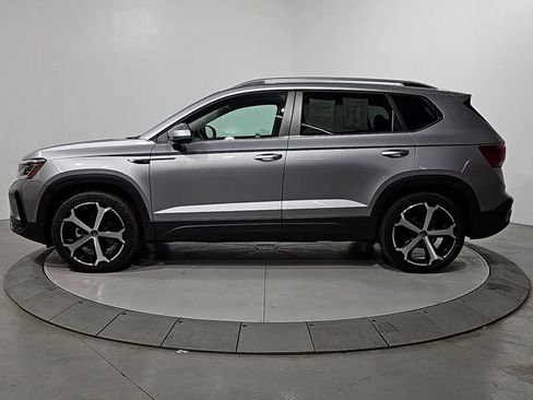 Certified 2022 Volkswagen Taos SEL image 2