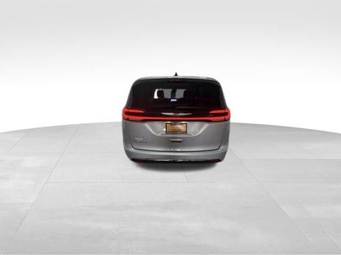 Certified 2024 Chrysler Pacifica Touring-L FWD image 9