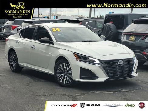 Used 2024 Nissan Altima 2.5 SV image 1