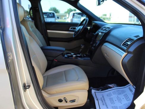 Used 2017 Ford Explorer XLT w/ Equipment Group 202A image 9