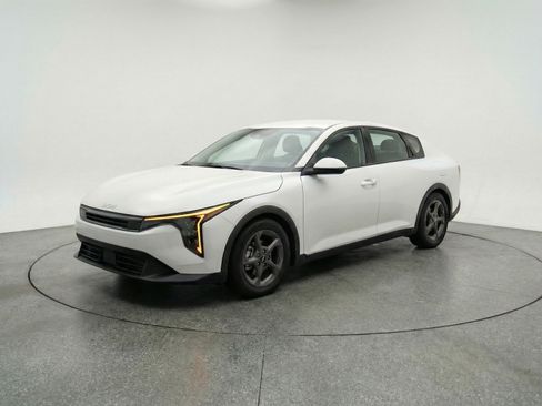 Used 2025 Kia K4 FWD image 3