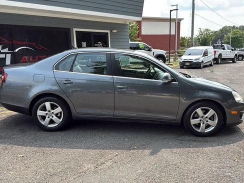 Used 2009 Volkswagen Jetta SE FWD image 4