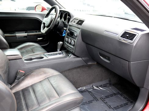 Used 2014 Dodge Challenger SXT image 33