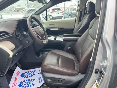 Certified 2024 Toyota Sienna Platinum image 10