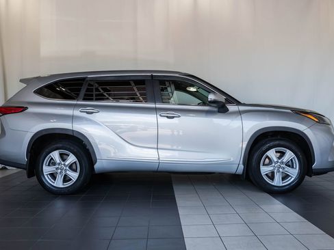 Used 2023 Toyota Highlander LE AWD/4WD image 3