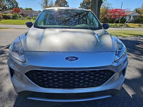 Used 2022 Ford Escape SE image 2
