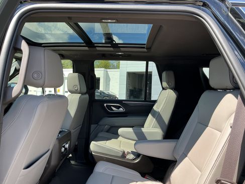 Certified 2022 GMC Yukon SLT w/ SLT Premium Package AWD/4WD image 9
