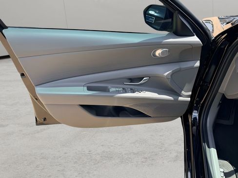 Used 2025 Hyundai Elantra SE FWD image 9