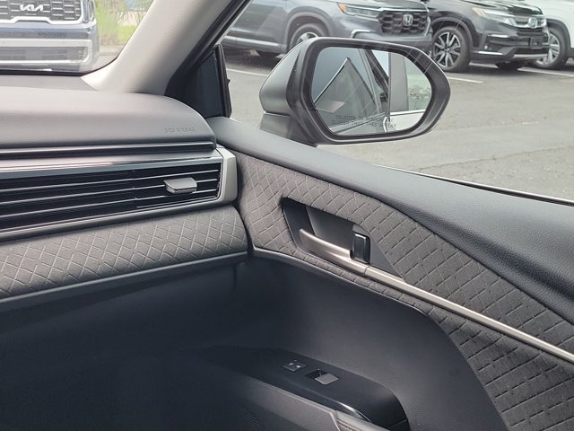 Used 2025 Toyota Camry XLE FWD image 4