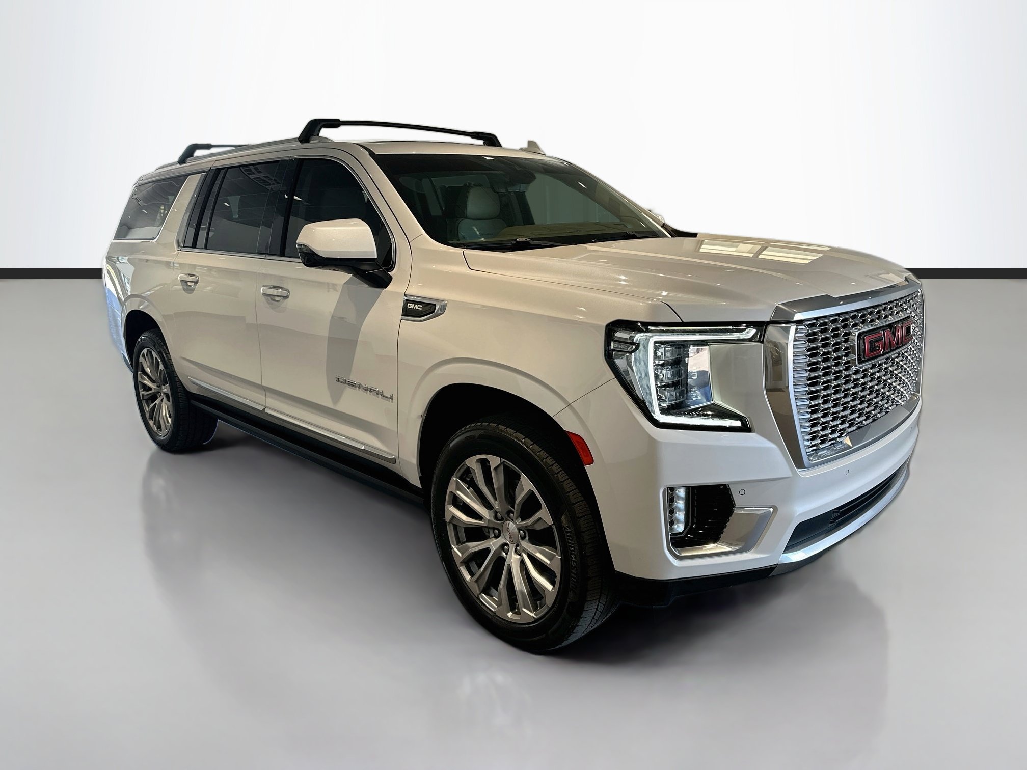 Used 2021 GMC Yukon XL Denali w/ Denali Ultimate Package AWD/4WD image 3