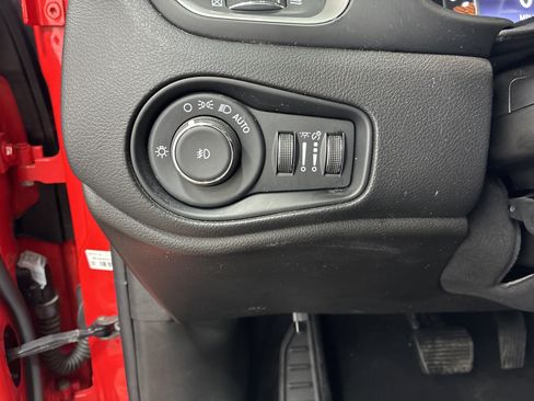 Used 2021 Jeep Renegade Latitude AWD/4WD image 18