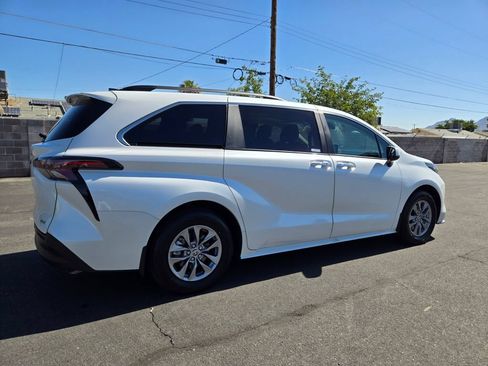 Used 2025 Toyota Sienna XLE FWD image 6