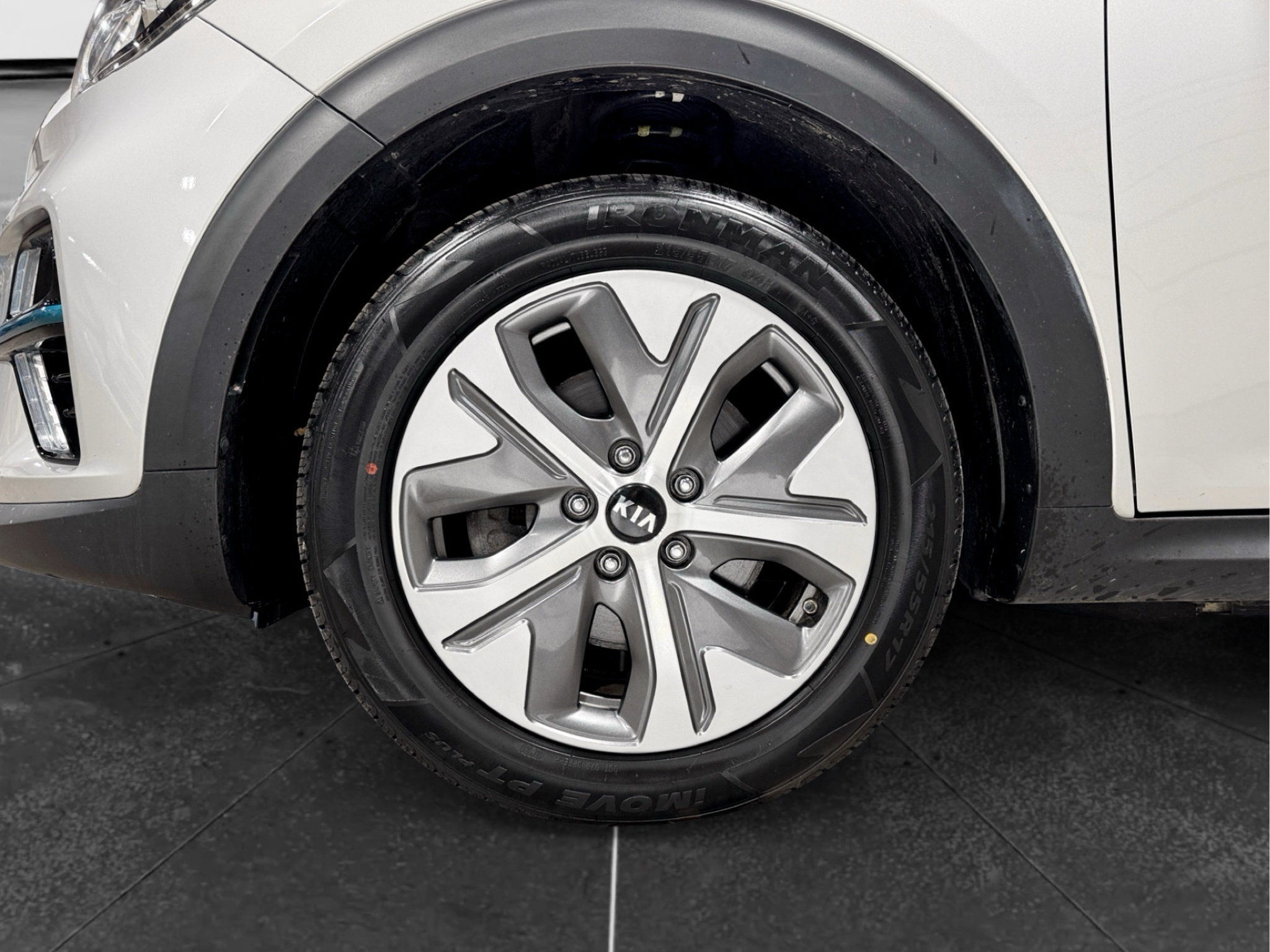 Used 2019 Kia Niro EX w/ Cold Weather Package 2.0 FWD image 28