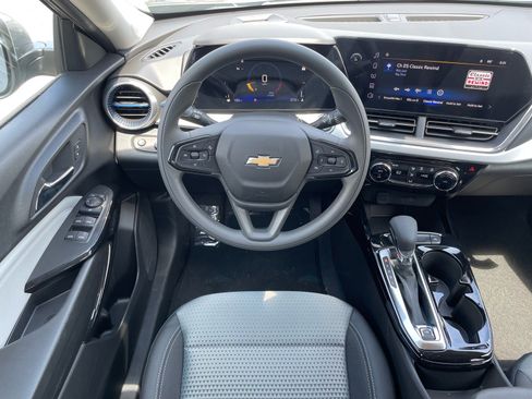 Used 2026 Chevrolet Trax LT FWD image 6