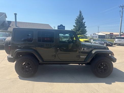 Used 2015 Jeep Wrangler Unlimited Rubicon w/ Connectivity Group AWD/4WD image 6