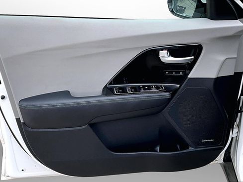 Used 2020 Kia Niro EX Premium FWD image 25