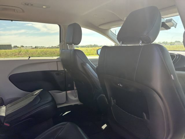 Used 2023 Chrysler Pacifica Touring-L FWD image 17
