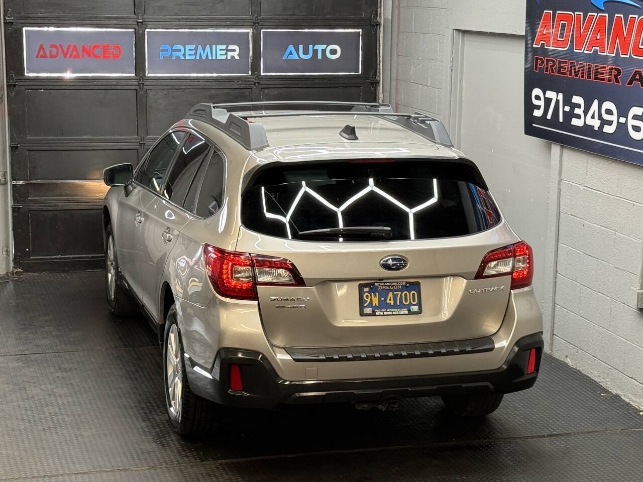 Used 2018 Subaru Outback 2.5i Premium w/ Popular Package #1 AWD/4WD image 10