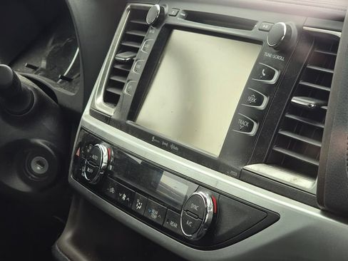Certified 2017 Toyota Highlander Plus AWD/4WD image 17