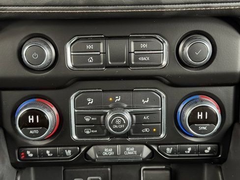 Used 2022 Chevrolet Suburban High Country image 19