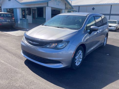 Used 2017 Chrysler Pacifica LX image 9