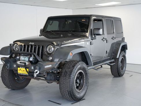 Used 2014 Jeep Wrangler Unlimited Rubicon w/ Connectivity Group AWD/4WD image 3