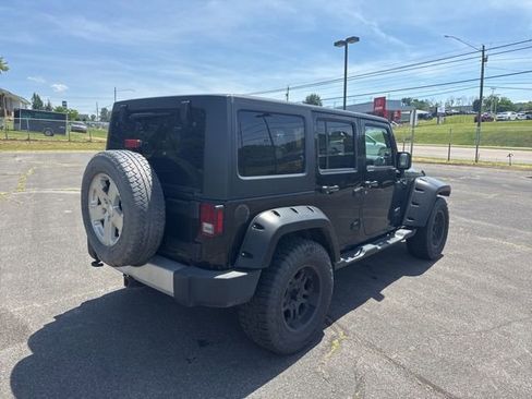 Used 2013 Jeep Wrangler Unlimited Sahara w/ Dual Top Group AWD/4WD image 9