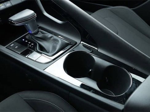 Certified 2025 Hyundai Elantra SEL image 18