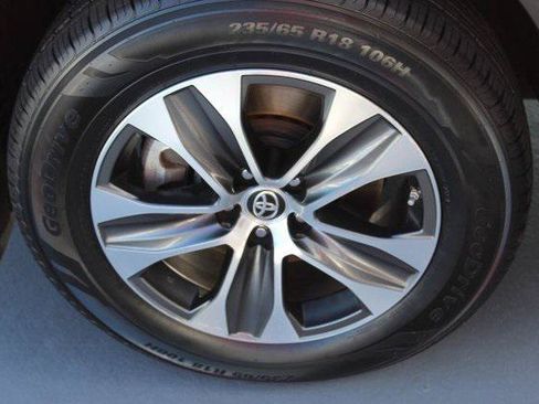 Certified 2021 Toyota Highlander XLE AWD/4WD image 31