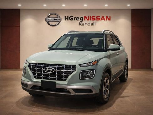 Used 2025 Hyundai Venue SEL FWD image 4