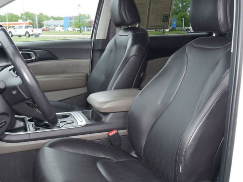 Used 2025 Kia Carnival FWD image 8