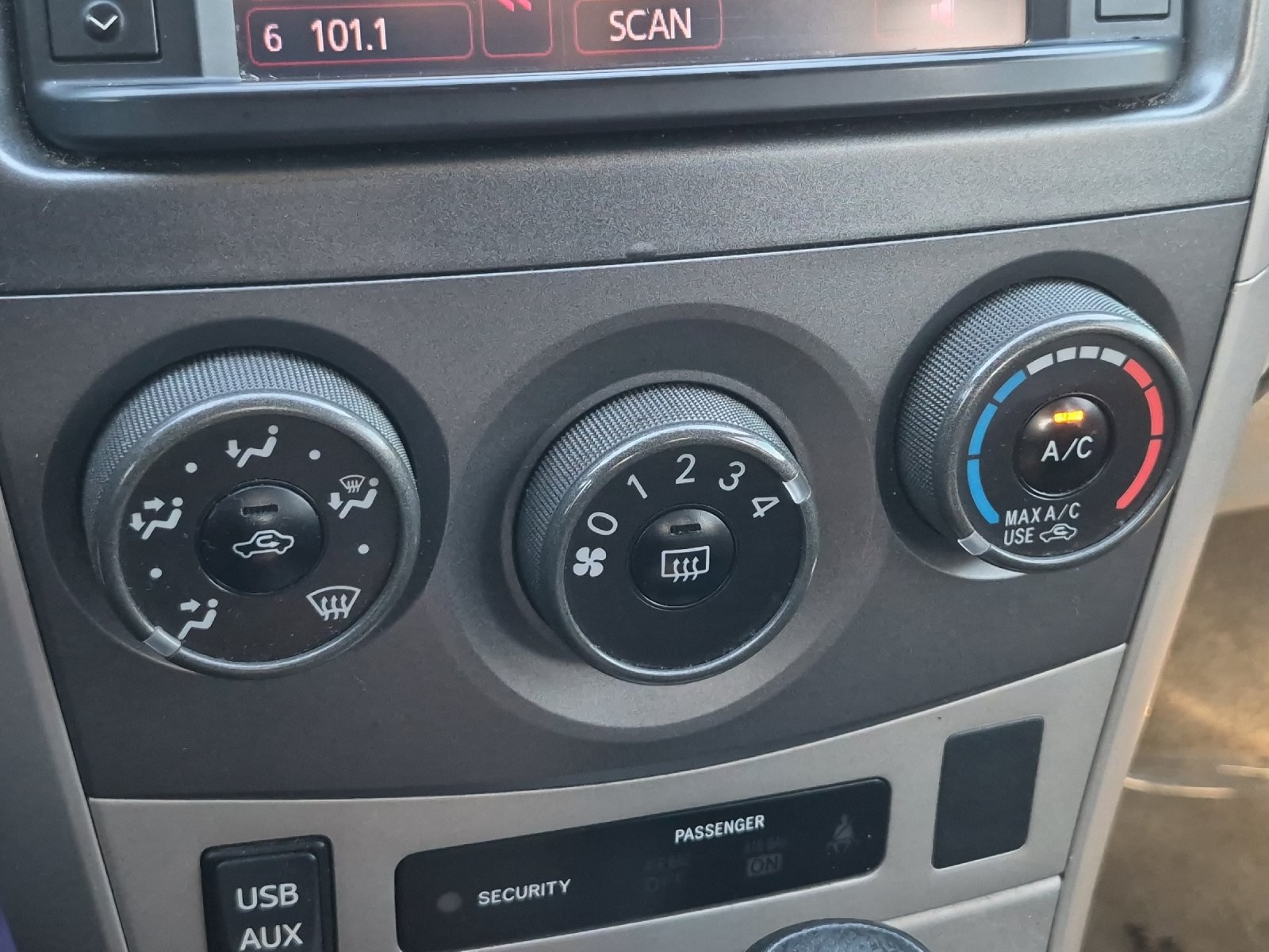 Used 2013 Toyota Corolla LE FWD image 16
