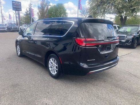 Used 2023 Chrysler Pacifica Touring-L FWD image 7