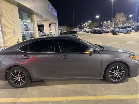 Used 2017 Lexus ES 350 w/ Luxury Package image 2