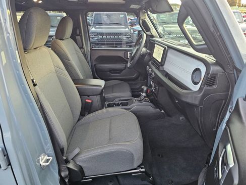 Used 2024 Jeep Wrangler Unlimited image 10