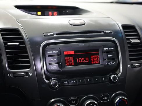 Used 2017 Kia Forte LX image 19