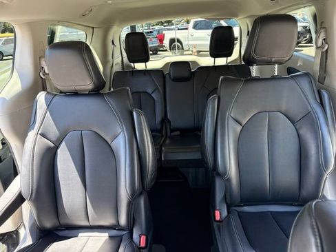 Used 2024 Chrysler Pacifica Limited FWD image 11