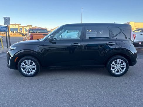 Used 2023 Kia Soul LX image 2