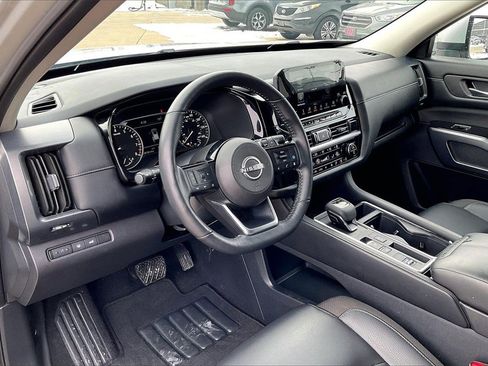 Used 2025 Nissan Pathfinder SL image 14