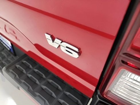 Used 2019 Toyota Tacoma SR image 12