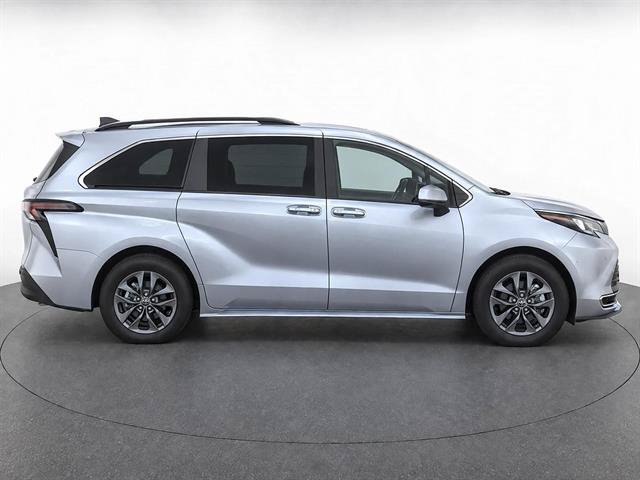 Used 2023 Toyota Sienna LE AWD/4WD image 6