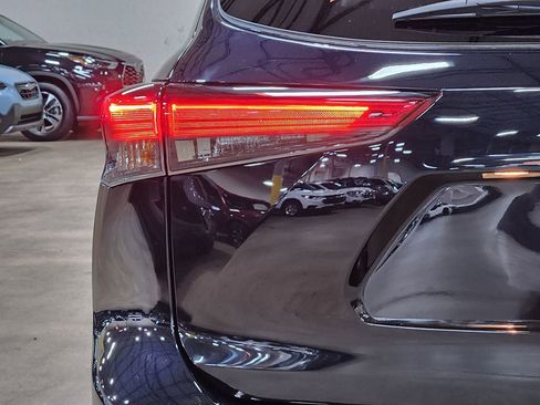 Used 2021 Toyota Highlander XLE FWD image 20