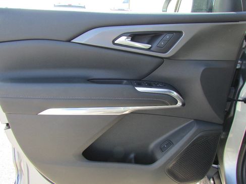 Used 2025 Chevrolet Traverse LT image 16