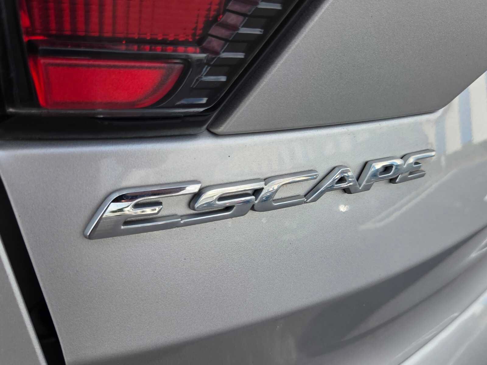 Used 2018 Ford Escape SE FWD image 14