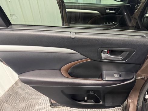 Used 2017 Toyota Highlander XLE AWD/4WD image 9