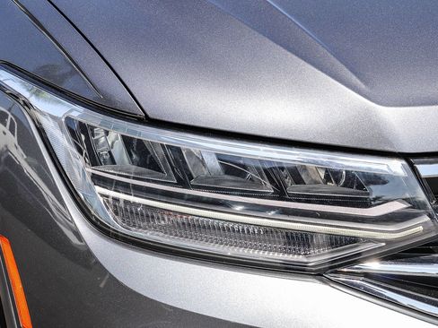 Certified 2022 Volkswagen Tiguan SE w/ Panoramic Sunroof Package FWD image 4